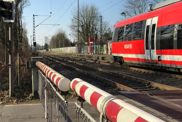 Ein Zug fährt durch den Bahnhof Sythen, die Gleise sind geschlossen.