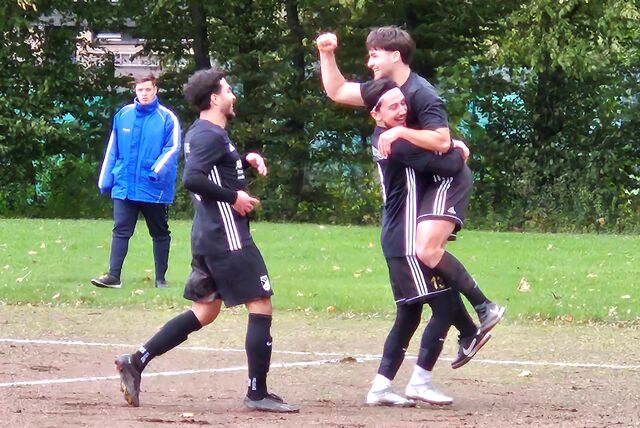 Eintracht Werne jubelt über den Treffer von Burka Balci (r.) zum zwischenzeitlichen 2:0 gegen den ersten 1. FC Pelkum.
