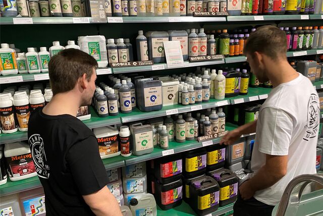 Fünf junge Männer gründen in Castrop-Rauxel einen Cannabis-Club. Sie setzen sich für die Legalisierung der Droge ein, die in den Niederlanden seit Jahrzehnten legal konsumiert und verkauft werden kann. Die Legalisierung in Deutschland ist für 2024 geplant. So lange wollen die Castrop-Rauxeler noch halb anonym bleiben.