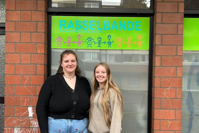 Die Erzieherinnen Vanessa Ebert (l.) und Celina Peuser (r.) vor dem Backsteingebäude der Rasselbande.