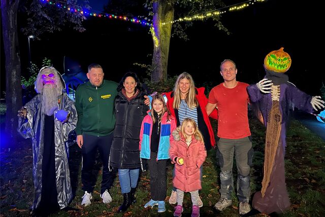 Sascha und Marianne Polte, Holly (10), Nelly (3), Bianca Kaß und Dennis Schlüter mit zwei Halloween-Figuren in ihrem Vorgarten.