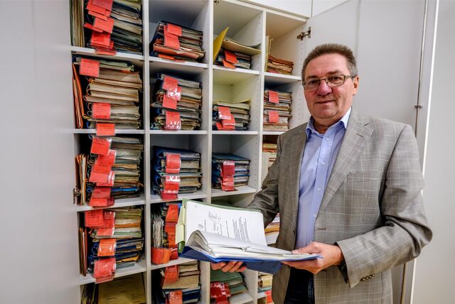 Peter Labenski, Geschäftsleiter des Amtsgerichts, steht vor einem geöffneten Aktenschrank.