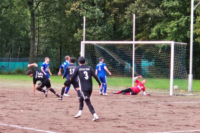 Burak Balci (r.) erzielte für Eintracht Werne beim 1. FC Pelkum das zwischenzeitliche 2:0.