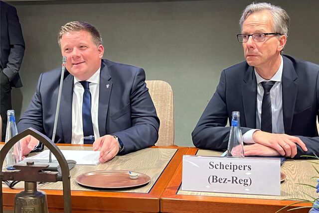 Bürgermeister Andreas Stegemann und Vize-Regierungspräsident Dr. Ansgar Scheipers im Rathaus