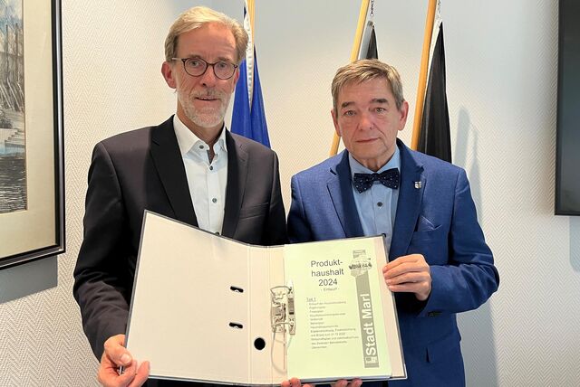Zum letzten Mal hat Michael Dinklage (l.) im Dezember mit Bürgermeister Werner Arndt den Haushaltsentwurf für die Stadt Marl vorgestellt.