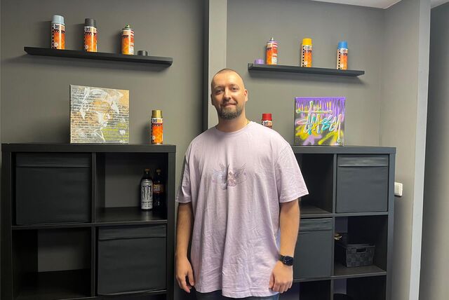 Andreas Faut steht hinter dem Tresen in seinem Tattoo Studio in Oer-Erkenschwick.