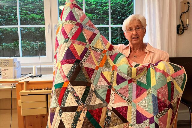 Sigrid Feldmann und ein farbenfroher Quilt