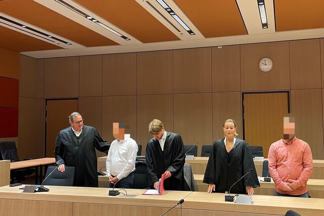 Die angeklagten Bauarbeiter (2.v.l. und ganz rechts) kurz vor der Urteilsverkündung im Prozess nach der tödlichen Wohnhausexplosion in Bochum.