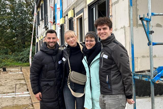Vier Menschen, Mario und Jessica Djordic, Jana und Sebastian Bange, stehen vor einem Rohbau.