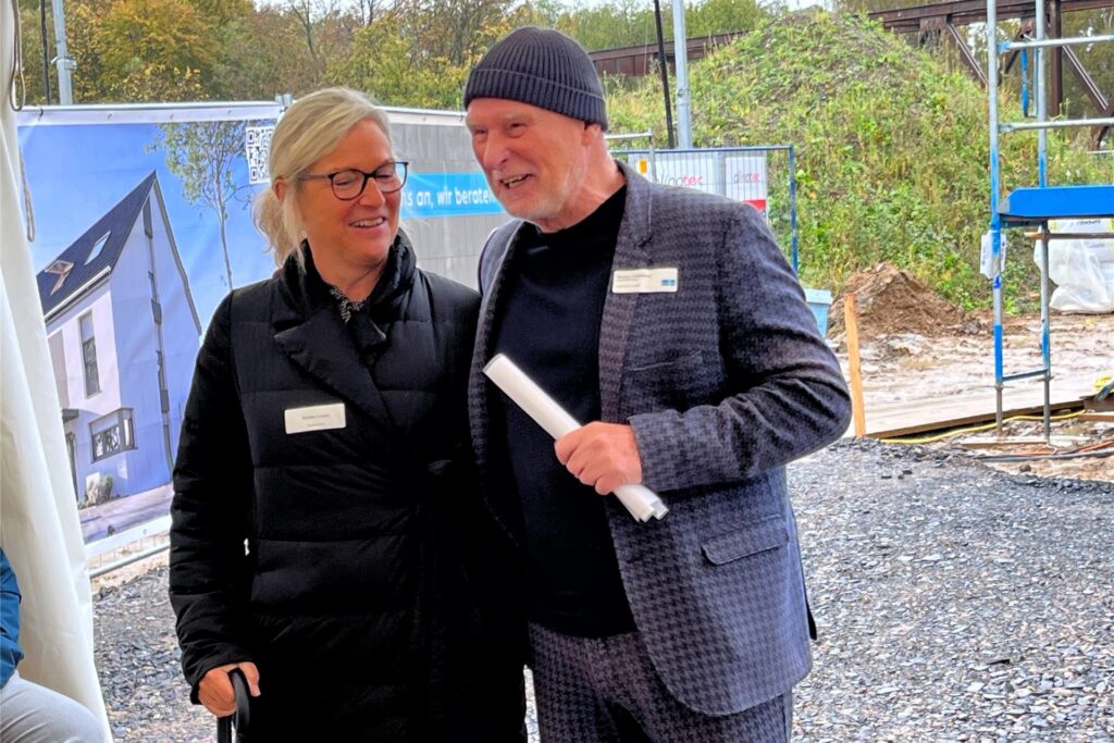 Hermann Tecklenburg scherzte beim Richtfest im Baugebiet Mariengärten mit Castrop-Rauxels Stadtbaurätin Bettina Lenort. Hermann Tecklenburg scherzte beim Richtfest im Baugebiet Mariengärten mit Castrop-Rauxels Stadtbaurätin Bettina Lenort.