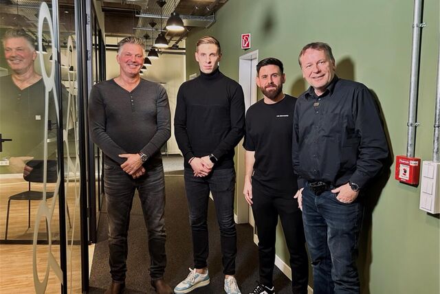 Bei den Moderatoren Henry Schoemaker (links) und Thomas Braucks (rechts) im Sporttalk zu Gast: Mike Jordan (Spvgg. Erkenschwick) und Timur Karagülmez (SV Schermbeck).