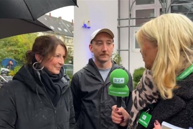 RZ-Reporterin Tina Brambrink im Gespräch mit den Organisatoren der pro-israelischen Kundgebung an der Synagoge.