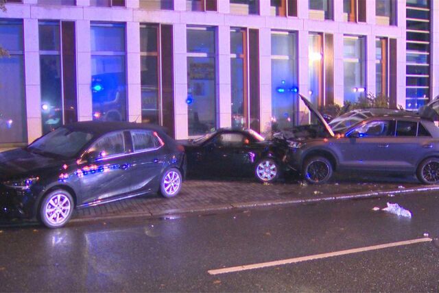 Nachdem der verunfallte VW T-Roc einen Baum gefällt hatte, knallte er gegen geparkte Autos.