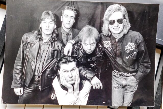 Die „Multicoloured Shades“ in der Besetzung 1989: v.r. Eddie Wagner (Gitarre), Hansi Grahlke (Bass), Bernd Gremm (Drums), Peter Sauermann (Orgel) und Pete Barany (Sänger vorne).