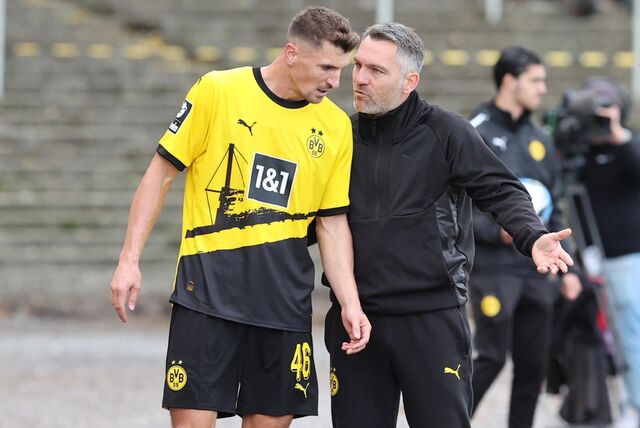 Thomas Meunier redet mit Jan Zimmermann.