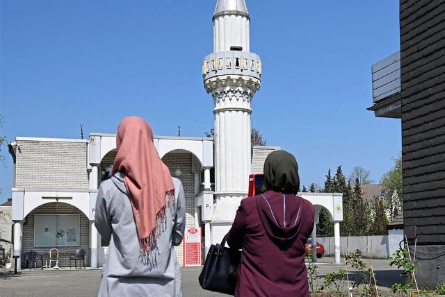 Zwei Frauen stehen vor der Ditib-Moschee in Recklinghausen König-Ludwig