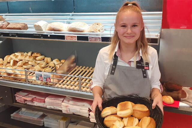 Anna Große-Onnebrink steht mit einem Korb voll Brötchen vor der Auslage in der Filiale der Bäckerei Geiping am Dümmerweg.