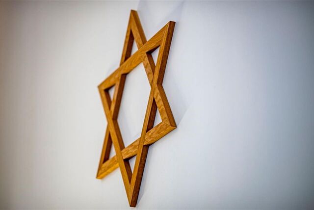 Ein Davidstern hängt an einer Wand im Gebetsraum einer Synagoge.
