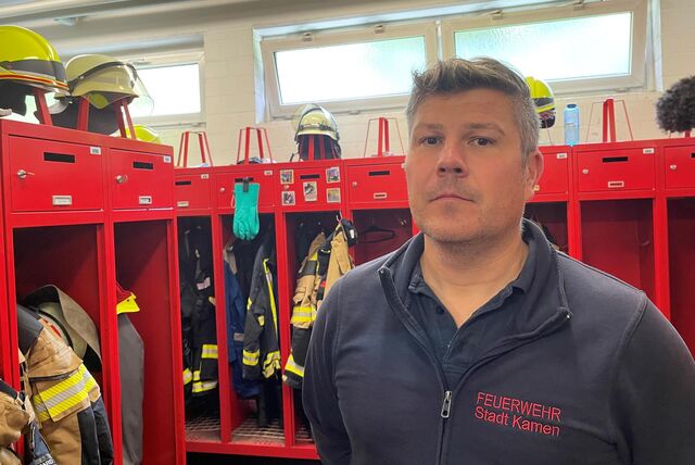 Sven Glomsda im Umkleideraum der Kamener Feuerwehr.
