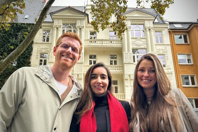 Besitzer Leonard Sträter, Architektin Mervet Gangir und Vermietungsverantwortliche Marie Mannel geben eine Tour durch die kernsanierte Stadtvilla am Neuen Graben 11.