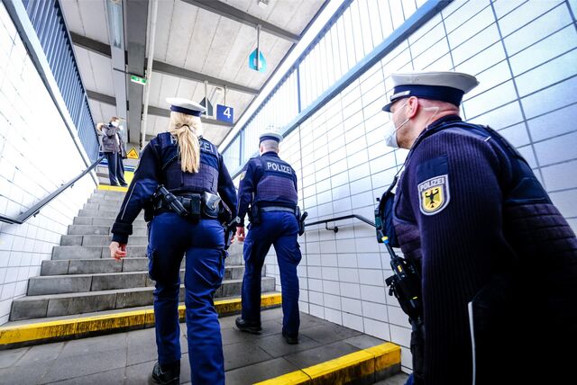 Drei Beamte der Bundespolizei sind auf Streife im Hauptbahnhof Recklinghausen.