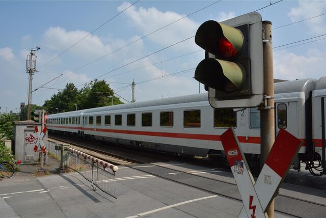 Ein durchfahrender Zug am Bahnhof Sythen