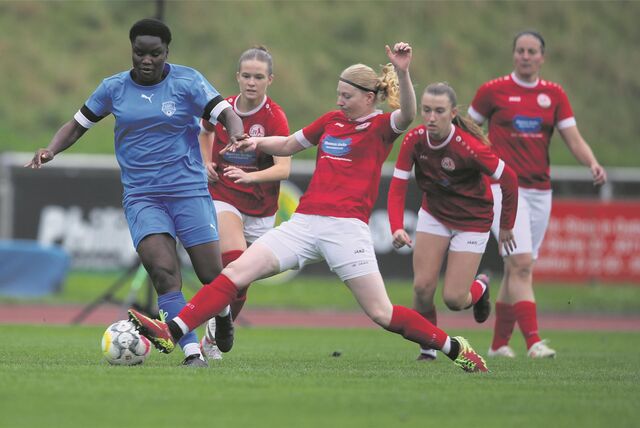 Jennifer Moses behauptet den Ball.