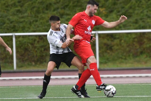 Simon Hinerasky (l) und seine SG Castrop verloren ein Kellerduell der Kreisliga A mit 0:1 gegen SF Wanne II.
