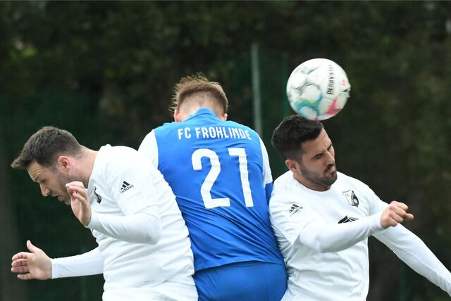 17 Fotos. Im Bezirksliga-Abstiegskampf duellierte der FC Frohlinde mit dem FC Neuruhrort, gewann mit 3:2, bleibt aber Letzter, da auch BW Huckarde siegte.