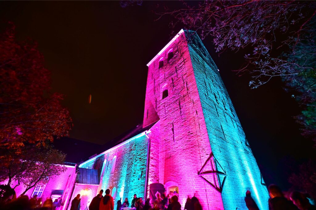 Die St.-Nicolai-Kirche auf Föhr erstrahlt in blau und magenta. Die St.-Nicolai-Kirche auf Föhr erstrahlt in blau und magenta.