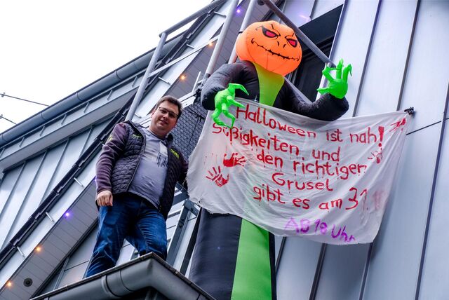 Pumpkin (r.) und Tobias Stewen auf dem Vordach.