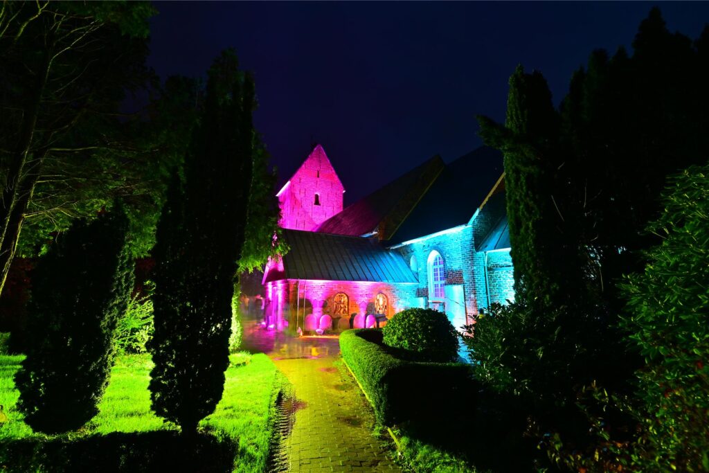Die St.-Nicolai-Kirche in blauem und magenta Licht.