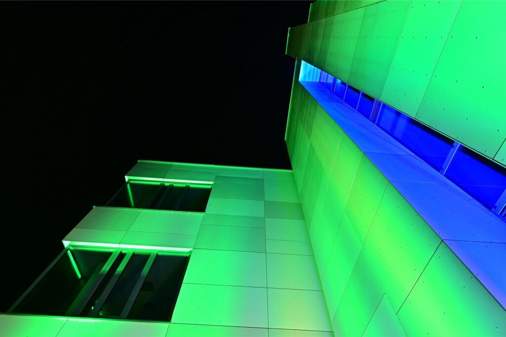 Das Gymnasium Eilun Feer Skuul in grünem und blauem Licht.