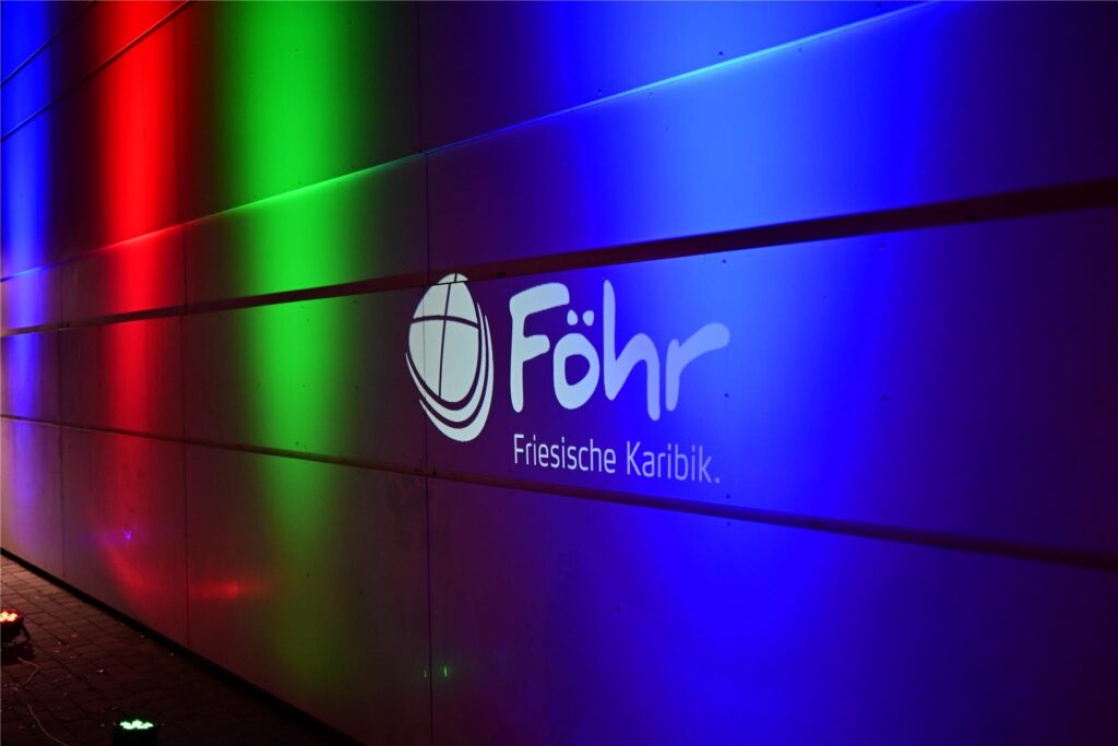 Auf eine Wand wurde der Schriftzug Föhr - eine friesische Insel projiziert.
