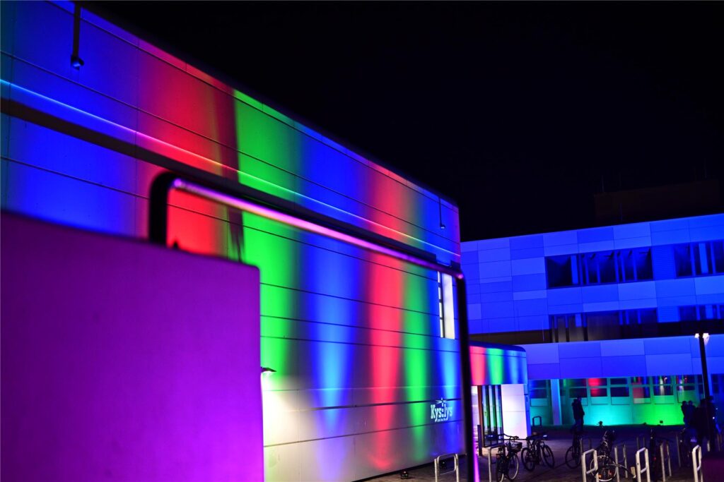 Das Gymnasium Eilun Feer Skuul erstrahlt in buntem Licht.