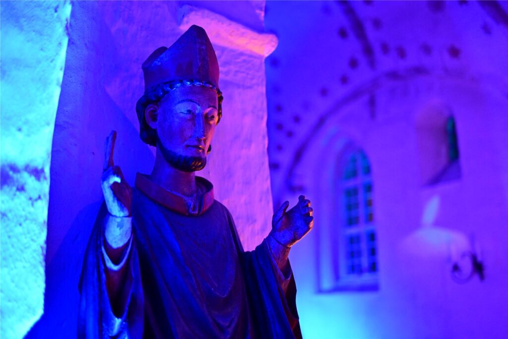 Eine Statue vor der St.-Nicolai-Kirche in besonderem Licht.
