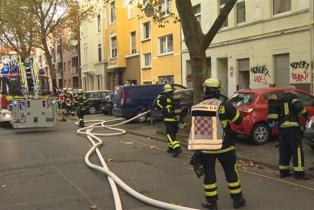 Feuerwehr auf der Schillerstraße in der Dortmunder Nordstadt.