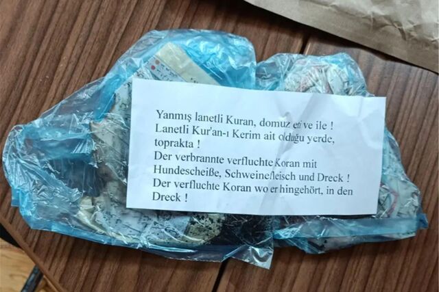 Eine solchen Tüte fanden jetzt schon vier Castrop-Rauxeler Gemeinden in einem großen Briefumschlag vor. „Der verbrannte verfluchte Koran mit Hundescheiße, Schweinefleisch und Dreck!“, stand darauf in deutscher und türkischer Sprache.