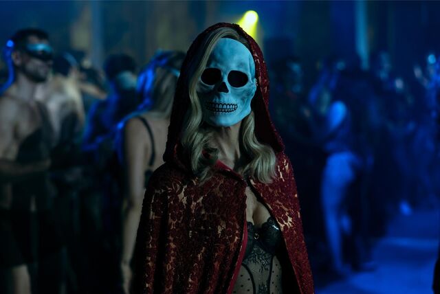 Unter der Maske des Roten Todes steckt Carla Gugino, die in der Netflix-Serie „Der Untergang des Hauses Usher“ eine mysteriöse Frau spielt. Sie setzt eine Todesserie in Gang, die eine Sippe reicher Unternehmer dezimiert.