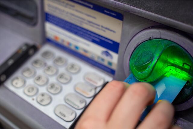 Beim Einschieben der Debitkarte in den Kartenschlitz ist Vorsicht geboten