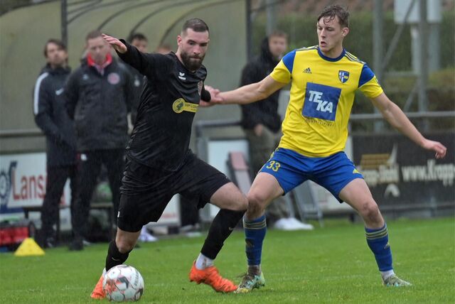 Eintracht Rheines Angreifer Luca Ehler (l.) knipst in Zukunft unter einem neuen Trainer. Hier im Duell mit Danieck Nijland.