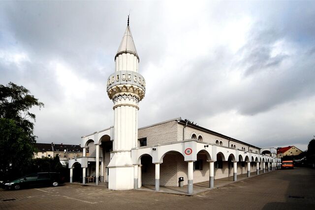 Bürgermeister Christoph Tesche bei einem Besuch in der Ditib-Moschee mit dem Vorsitzenden Hayri Yilmaz (r.).