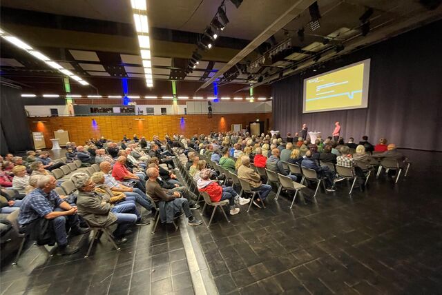 200 Menschen kamen am 19.10.2023 zum Bürgerdialog in die Europahalle. Die Diskussion zu den Hochwasser-Schäden dieses Sommers entlang der Emscher machten sie sich zu eigen.