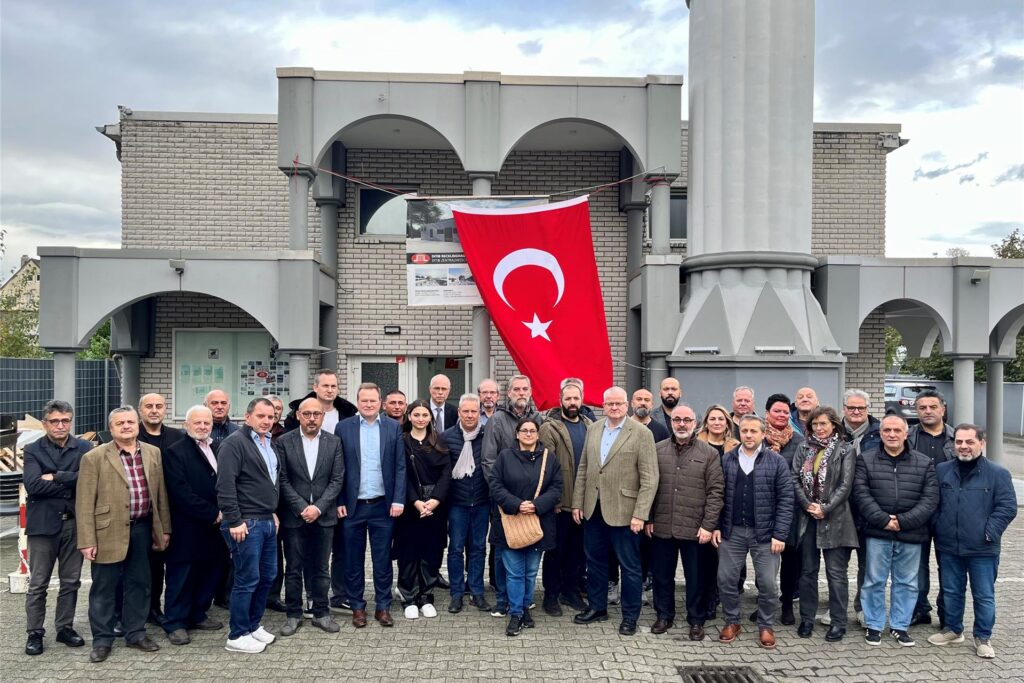 Vertreter*innen der Stadtverwaltung, des Integrationsrats, anderer Moscheevereine, Institutionen, Fraktionsmitglieder der CDU, SPD und Grüne und der Stadtgesellschaft zeigten sich am Sonntag an und in der DITIB-Moschee an der König-Ludwig-Straße solidarisch mit der Süder Gemeinde um deren Vorsitzenden Hayri Yilmaz (6.v.l.). 