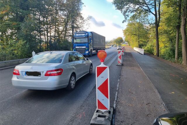 Zwei Autos begegnen sich auf der B 235 in Datteln.