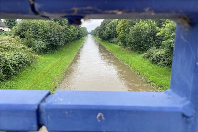Das Emscherbett mit sehr viel Wasser nach einer Unwetternacht