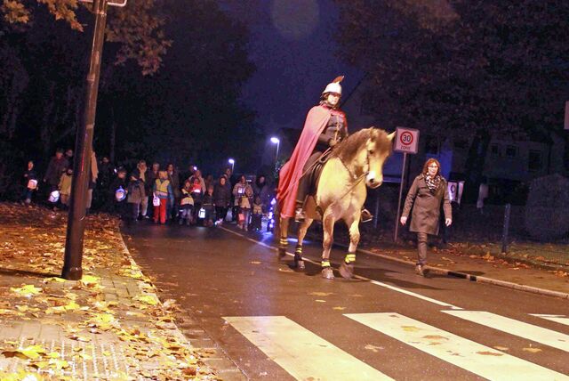 Sankt Martin von Ickern im Jahr 2016: Inga Gelesch und Stute Paula ritten der Kita St. Barbara und den Eltern voraus.