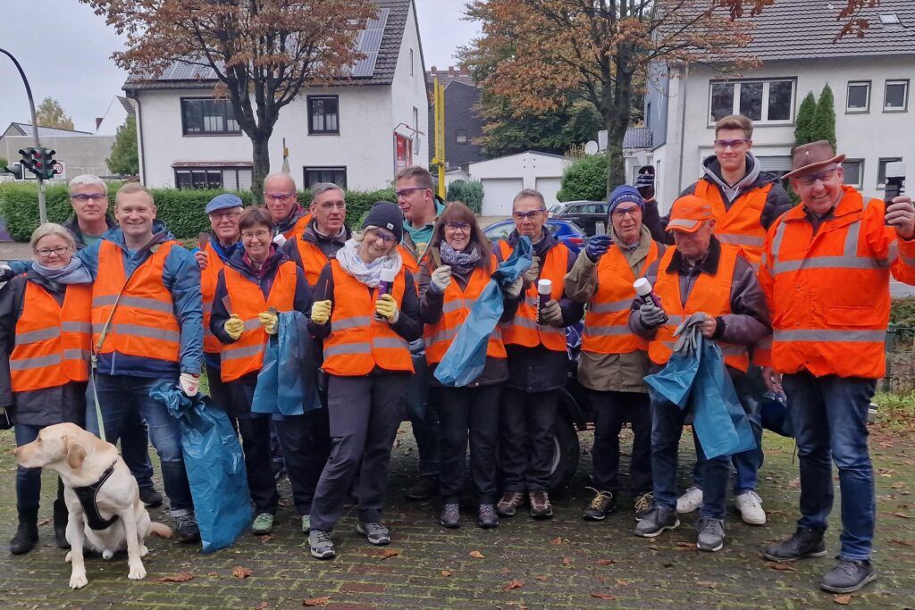 Gruppenfoto von  Geocachern in Warnwesten