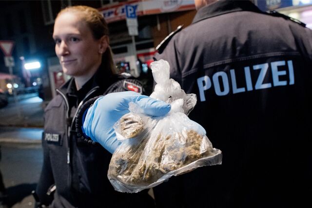 Neben einer hohen Menge an Cannabis stellten die Beamten Bargeld und Smartphones sicher. (Symbolbild)