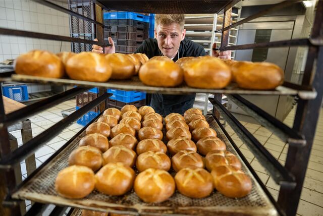 Brötchen in einem Wagen, ein Mann steht dahinter